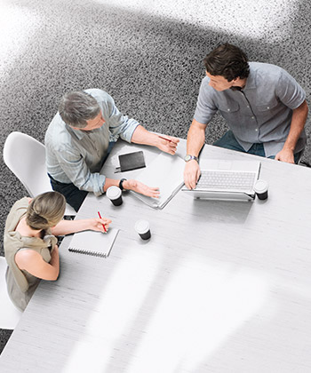 vue d'en haut de collègues en réunion