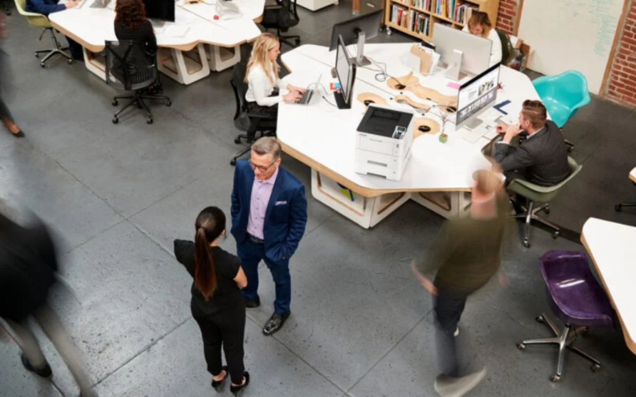 busy-office-multiple-employees