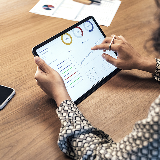 femme avec une tablette