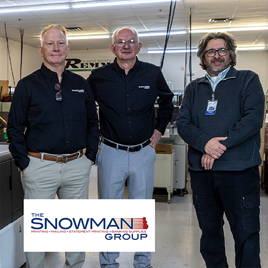 Le groupe Snowman, une imprimerie commerciale du Maine, pose avec le sourire à côté de l'imprimante jet d'encre de production Kyocera TASKalfa Pro 15000c