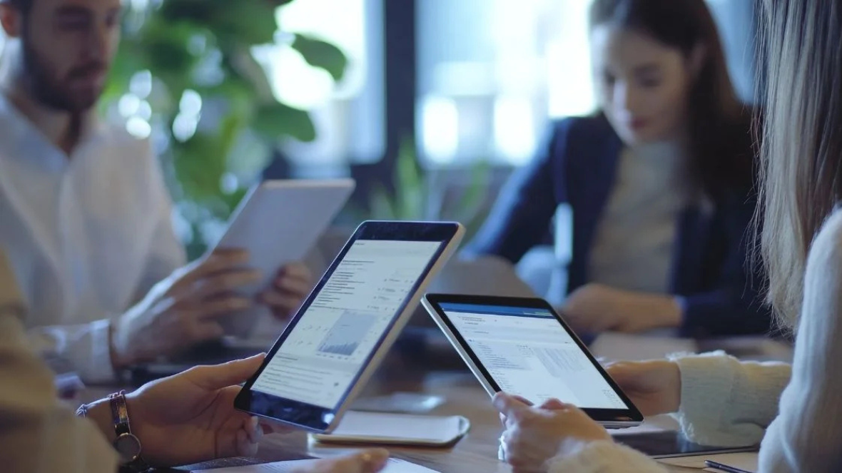 pratiques-sans-papier-avec-les-employés-utilisant-des-tablettes pratiques-sans-papier-avec-les-employés-utilisant-des-tablettes