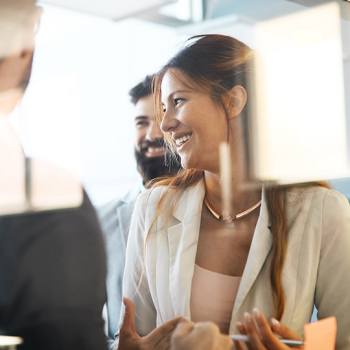 Le groupe Kyocera woman smiling in meeting