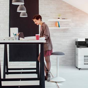 Prenez de l'avance ! woman working in a modern office