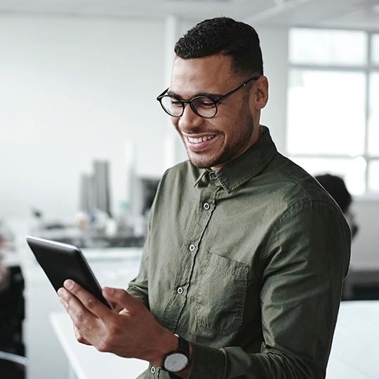 L'outil pour dynamiser votre activité Man looking at tablet