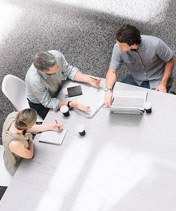 Les limites de l'esprit humain view from above of colleagues in a meeting