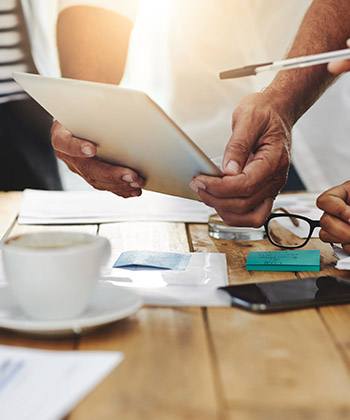 Des valeurs claires pour de meilleurs objectifs close up of colleagues working on a tablet
