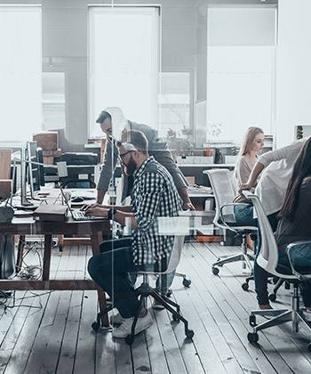 Nos débuts ont été simples... employees working in a glass office
