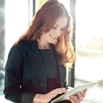 Quatre outils nécessaires pour gérer à distance Woman with tablet